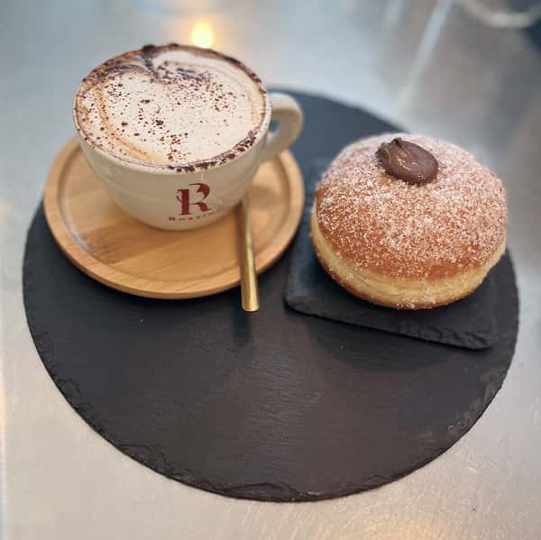 Cappuccino e bombolone alla nutella